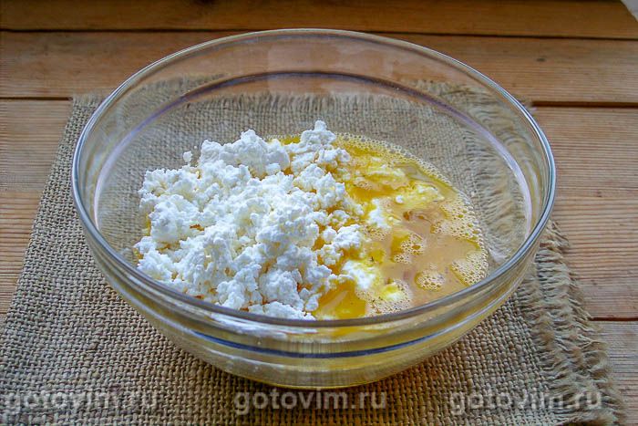Фотографии рецепта Творожная запеканка с сыром, сосисками и оливками, 02 Творожная запеканка с сыром, сосисками и оливками, Шаг 02