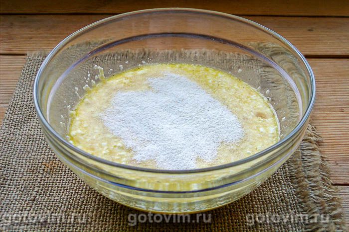 Фотографии рецепта Творожная запеканка с сыром, сосисками и оливками, 03 Творожная запеканка с сыром, сосисками и оливками, Шаг 03