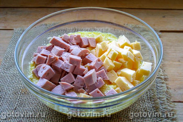 Фотографии рецепта Творожная запеканка с сыром, сосисками и оливками, 04 Творожная запеканка с сыром, сосисками и оливками, Шаг 04