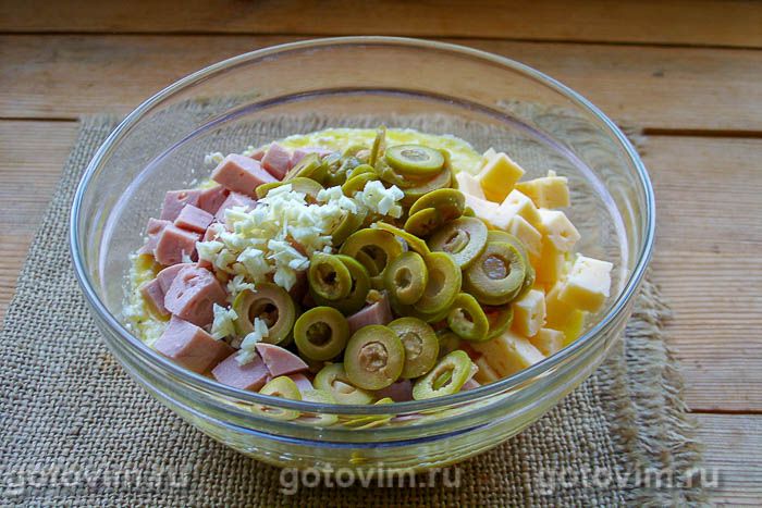 Фотографии рецепта Творожная запеканка с сыром, сосисками и оливками, 05 Творожная запеканка с сыром, сосисками и оливками, Шаг 05