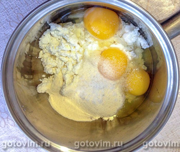 Фотографии рецепта Творожно-сырная запеканка с крабовыми палочками, 02 Творожно-сырная запеканка с крабовыми палочками, Шаг 02