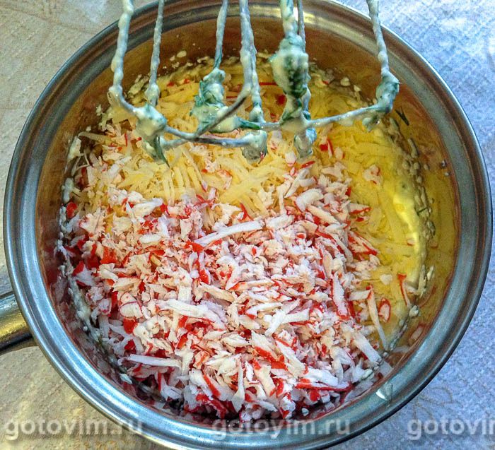 Фотографии рецепта Творожно-сырная запеканка с крабовыми палочками, 04 Творожно-сырная запеканка с крабовыми палочками, Шаг 04