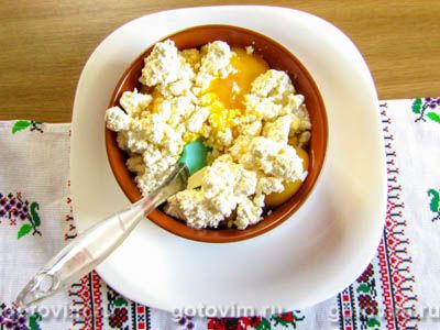 Фотографии рецепта Творожно-кукурузная запеканка с курагой и сыром, 02 Творожно-кукурузная запеканка с курагой и сыром, Шаг 02