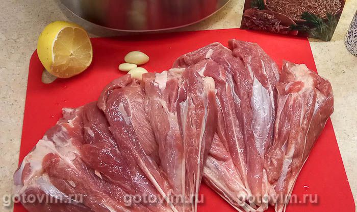 Фотографии рецепта Запеченная голень индейки с чесноком, лимоном и розмарином (в мультиварке), 01 Запеченная голень индейки с чесноком, лимоном и розмарином (в мультиварке), Шаг 01