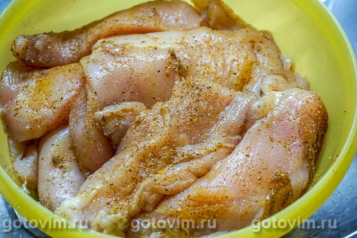 Фотографии рецепта Завитки из куриного филе с баклажанами и орехами в микроволновке, 01 Завитки из куриного филе с баклажанами и орехами в микроволновке, Шаг 01