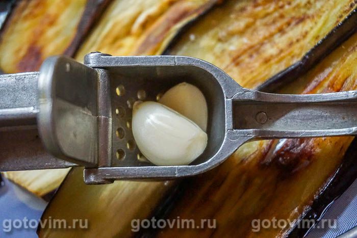 Фотографии рецепта Завитки из куриного филе с баклажанами и орехами в микроволновке, 03 Завитки из куриного филе с баклажанами и орехами в микроволновке, Шаг 03