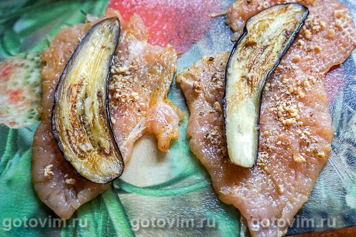 Фотографии рецепта Завитки из куриного филе с баклажанами и орехами в микроволновке, 06 Завитки из куриного филе с баклажанами и орехами в микроволновке, Шаг 06