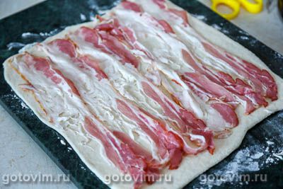 Фотографии рецепта Булочки-завитушки с беконом и сыром бри, 02 Булочки-завитушки с беконом и сыром бри, Шаг 02