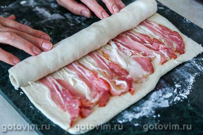 Фотографии рецепта Булочки-завитушки с беконом и сыром бри, 03 Булочки-завитушки с беконом и сыром бри, Шаг 03
