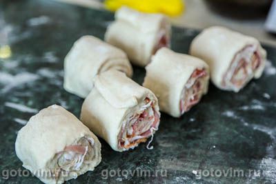 Фотографии рецепта Булочки-завитушки с беконом и сыром бри, 04 Булочки-завитушки с беконом и сыром бри, Шаг 04
