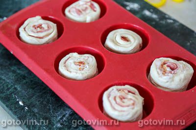 Фотографии рецепта Булочки-завитушки с беконом и сыром бри, 05 Булочки-завитушки с беконом и сыром бри, Шаг 05