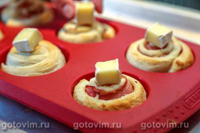 Фотографии рецепта Булочки-завитушки с беконом и сыром бри, 06 Булочки-завитушки с беконом и сыром бри, Шаг 06