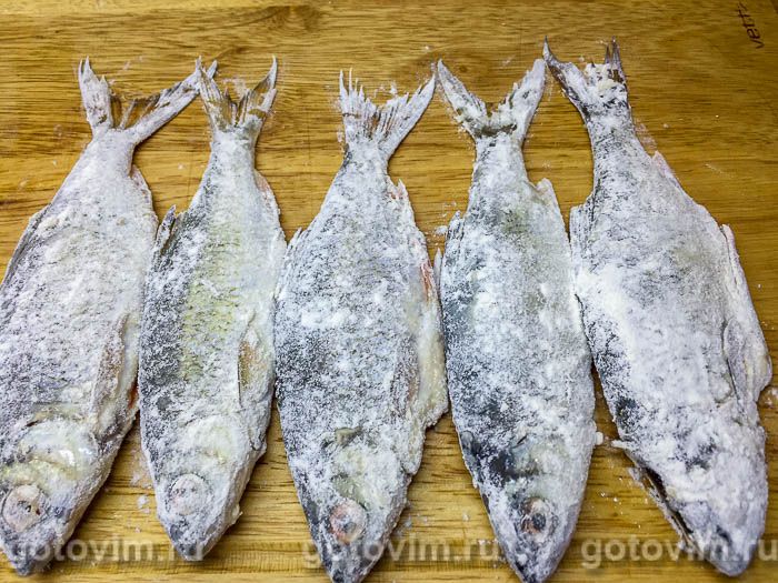 Фотографии рецепта Жареный чебак на сковороде, 03 Жареный чебак на сковороде, Шаг 03