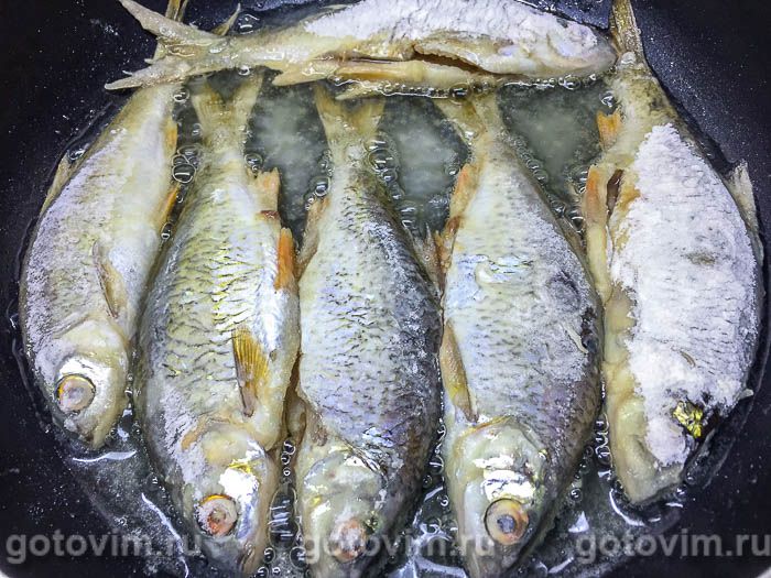 Фотографии рецепта Жареный чебак на сковороде, 04 Жареный чебак на сковороде, Шаг 04