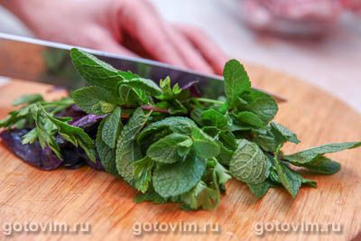 Бараньи котлеты на косточке с пряной зеленью и гранатом Бараньи котлеты на косточке с пряной зеленью и гранатом