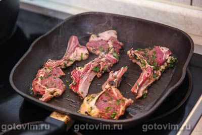 Бараньи котлеты на косточке с пряной зеленью и гранатом Бараньи котлеты на косточке с пряной зеленью и гранатом