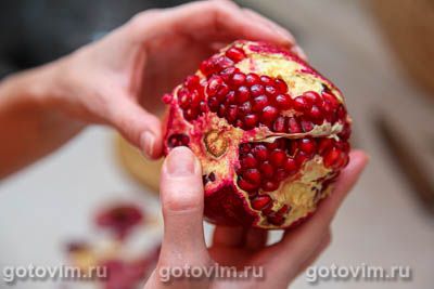 Бараньи котлеты на косточке с пряной зеленью и гранатом Бараньи котлеты на косточке с пряной зеленью и гранатом