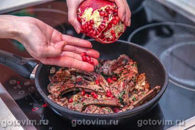 Бараньи котлеты на косточке с пряной зеленью и гранатом Бараньи котлеты на косточке с пряной зеленью и гранатом