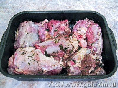 Мясо молодого барашка, запеченное с мятой и вином (vesi и gluck)