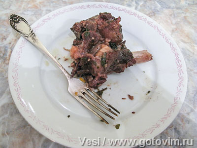 Мясо молодого барашка, запеченное с мятой и вином (vesi и gluck)