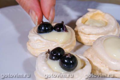 Безе с заварным кремом и смородиной Безе с заварным кремом и смородиной