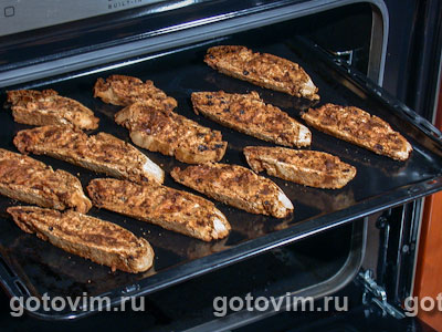 Рождественские бискотти с кусочками шоколада и изюмом Рождественские бискотти с кусочками шоколада и изюмом