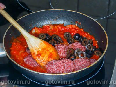 Кальцоне с пепперони и моцареллой Кальцоне с пепперони и моцареллой