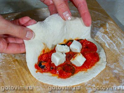Кальцоне с пепперони и моцареллой Кальцоне с пепперони и моцареллой