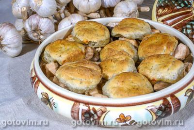 Кобблер с курицей и белыми грибами