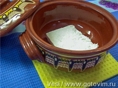Колбаски с брынзой, овощами и яйцами в горшочках Колбаски с брынзой, овощами и яйцами в горшочках