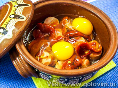 Колбаски с брынзой, овощами и яйцами в горшочках Колбаски с брынзой, овощами и яйцами в горшочках