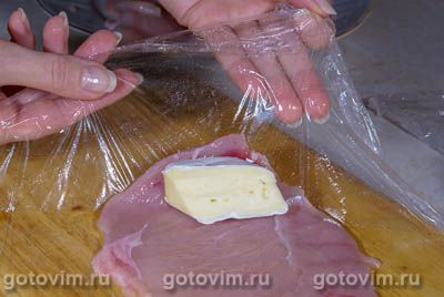 Рулетики из куриной грудки с сыром бри