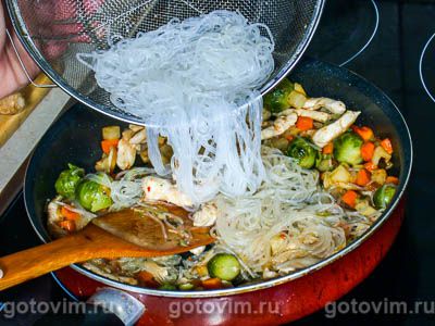 Курица с рисовой лапшой Курица с рисовой лапшой