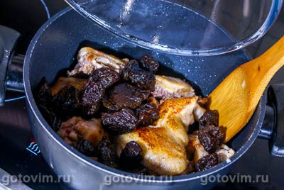 Курица с розмарином и черносливом