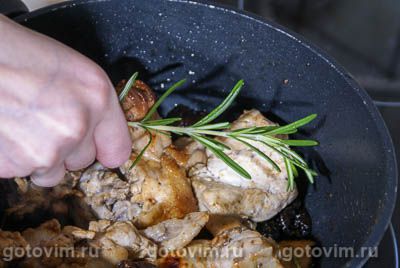Курица с розмарином и черносливом Курица с розмарином и черносливом