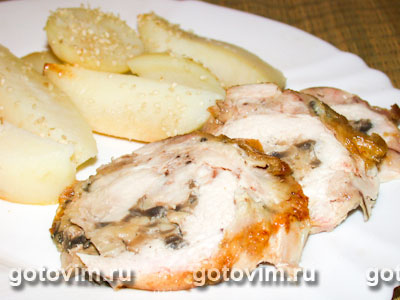 Куриный рулет с грибами, сыром и орехами. Фото-рецепт
