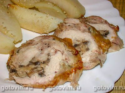 Куриный рулет с грибами, сыром и орехами