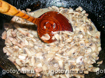 Куриный рулет с грибами, сыром и орехами