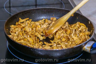 Свиные отбивные в соусе из лисичек Свиные отбивные в соусе из лисичек