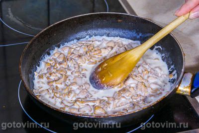 Свиные отбивные в соусе из лисичек Свиные отбивные в соусе из лисичек