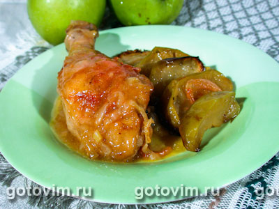 Куриные окорочка, запеченные с яблоками и луком