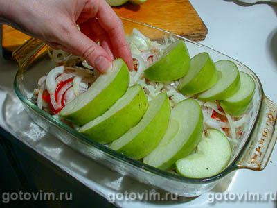 Куриные окорочка, запеченные с яблоками и луком