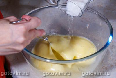 Пирог с брусникой и сливками