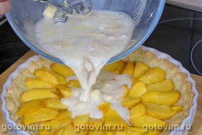 Пирог с персиками и бри