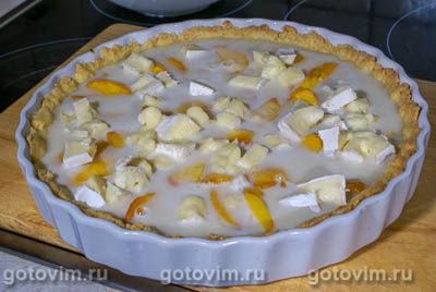 Пирог с персиками и бри