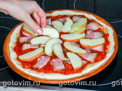Пицца с ветчиной и яблоками