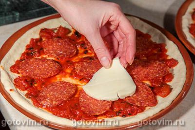 Пицца с моцареллой и пепперони Пицца с моцареллой и пепперони