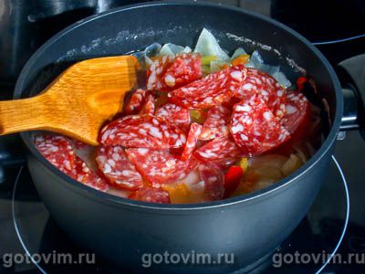 Тушеные овощи с колбасой и пивом