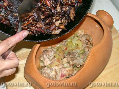 Жаркое из курицы с грибами (в горшочках)