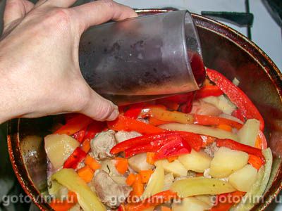 Овощное рагу с мясом и красным вином